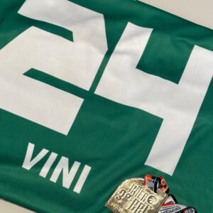 Mais roupas de basquete, que o noivo só usa isso