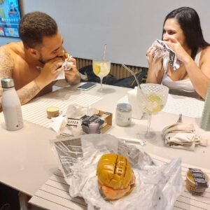 Estoque de hambúrguer infinito para o noivo